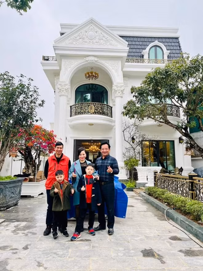 Biệt thự của nghệ sĩ Quang Tèo mang phong cách cổ điển, màu trắng bao phủ hoàn toàn.