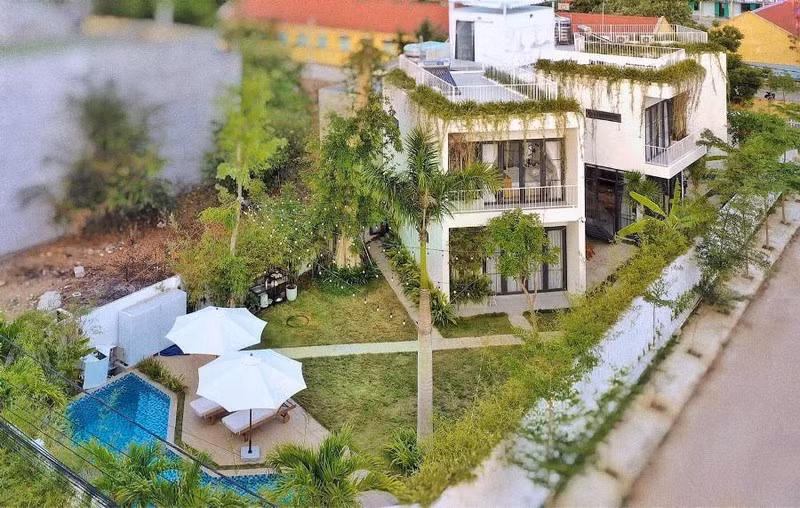 Khối nhà chính nằm ở vị trí trung tâm, phía bên phải và bên trái là 2 khối nhà nhánh nằm đối xứng theo hình rẻ quạt. Thiết kế này cho phép ba khối nhà cùng mở ra để đón nhận tối đa gió và ánh sáng tự nhiên.