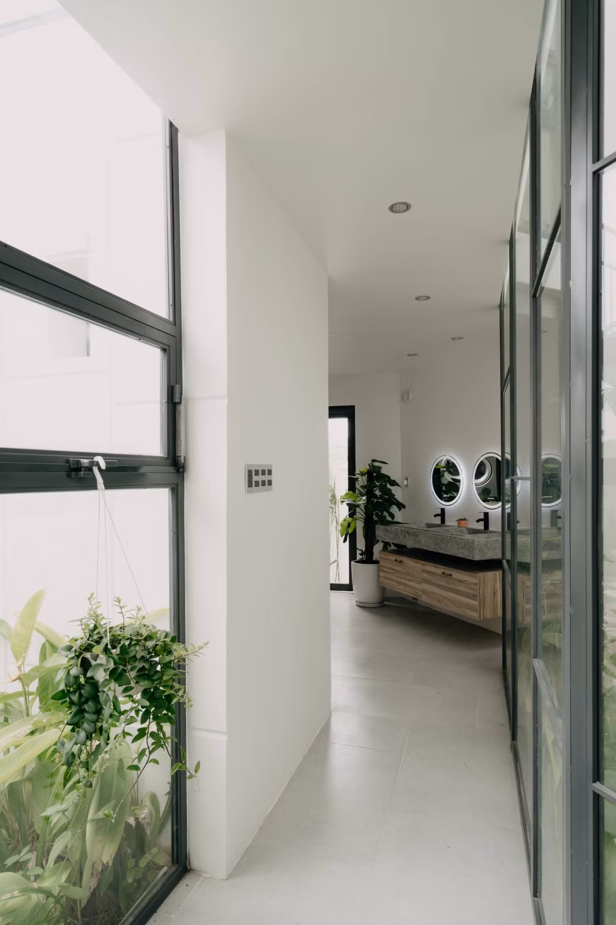 Khu vực hành lang thông thoáng, bố trí nhiều chậu cây xanh. Nguồn ảnh: Architectureartdesigns