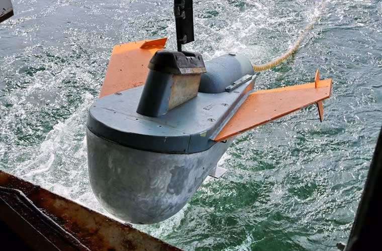 Hệ thống định vị thủy âm kéo rê sau tàu đang được thả xuống mặt nước để tìm kiếm, định vị tàu ngầm kẻ địch.