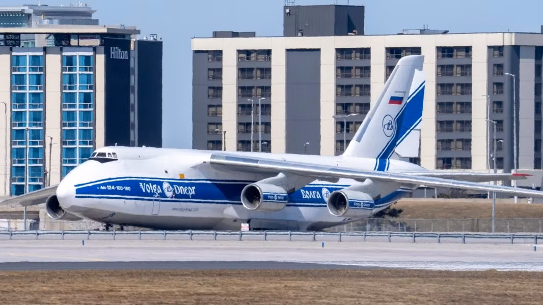 An-124 Ruslan là máy bay vận tải quân sự, được các nhà thiết kế Liên Xô tạo ra để vận chuyển phương tiện bọc thép hạng nặng và các hệ thống tên lửa phòng không cũng như tên lửa chiến thuật.