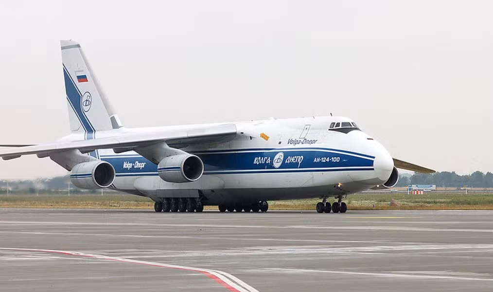 Sau khi Liên Xô tan rã, một phần của phi đội An-124 bằng cách nào đó đã được chuyển sang phục vụ hoạt động thương mại. Hiện tại chỉ có 16 chiếc Ruslan nằm trong thành phần tác chiến của Lực lượng Hàng không Vũ trụ Nga.
