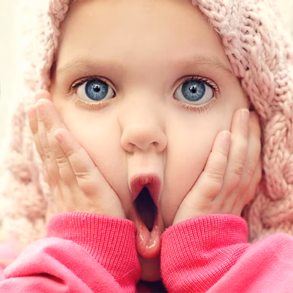 Vẻ xinh đẹp, đáng yêu của các bé khiến ai nấy đều muốn nhìn ngắm mãi.