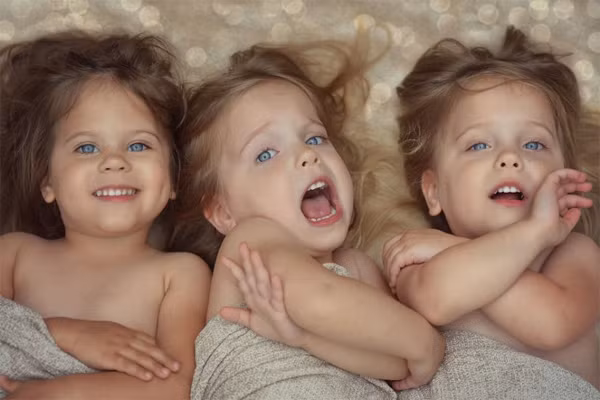 Các bé sở hữu mái tóc hung vàng và đôi mắt xanh tuyệt đẹp.