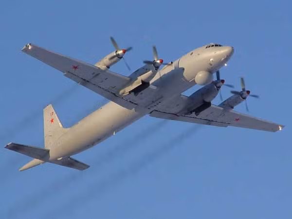 Xem hoat dong huan luyen may bay san ngam Il-38 Nga