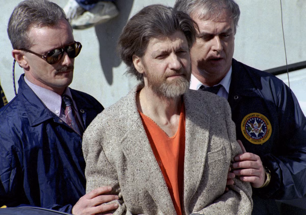 Vào ngày 25/5/1978, Kaczynski gửi quả bom thư tự chế đầu tiên. Trong 17 năm tiếp theo, ông đã gửi 24 quả bom thư tới nhiều đối tượng khác nhau ở Mỹ khiến 3 người chết và 23 người bị thương.
