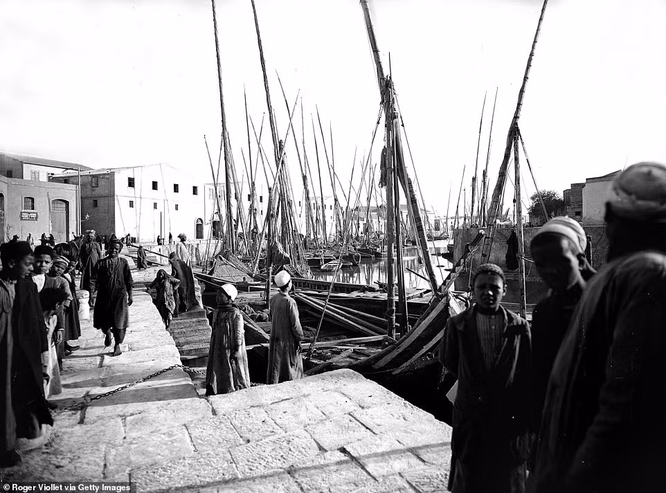 Nhiều tàu thuyền cập cảng ở Alexandria. Vào những năm 1900, đây là một trong những cảng quan trọng nhất và lớn nhất ở khu vực Trung Đông và châu Phi.