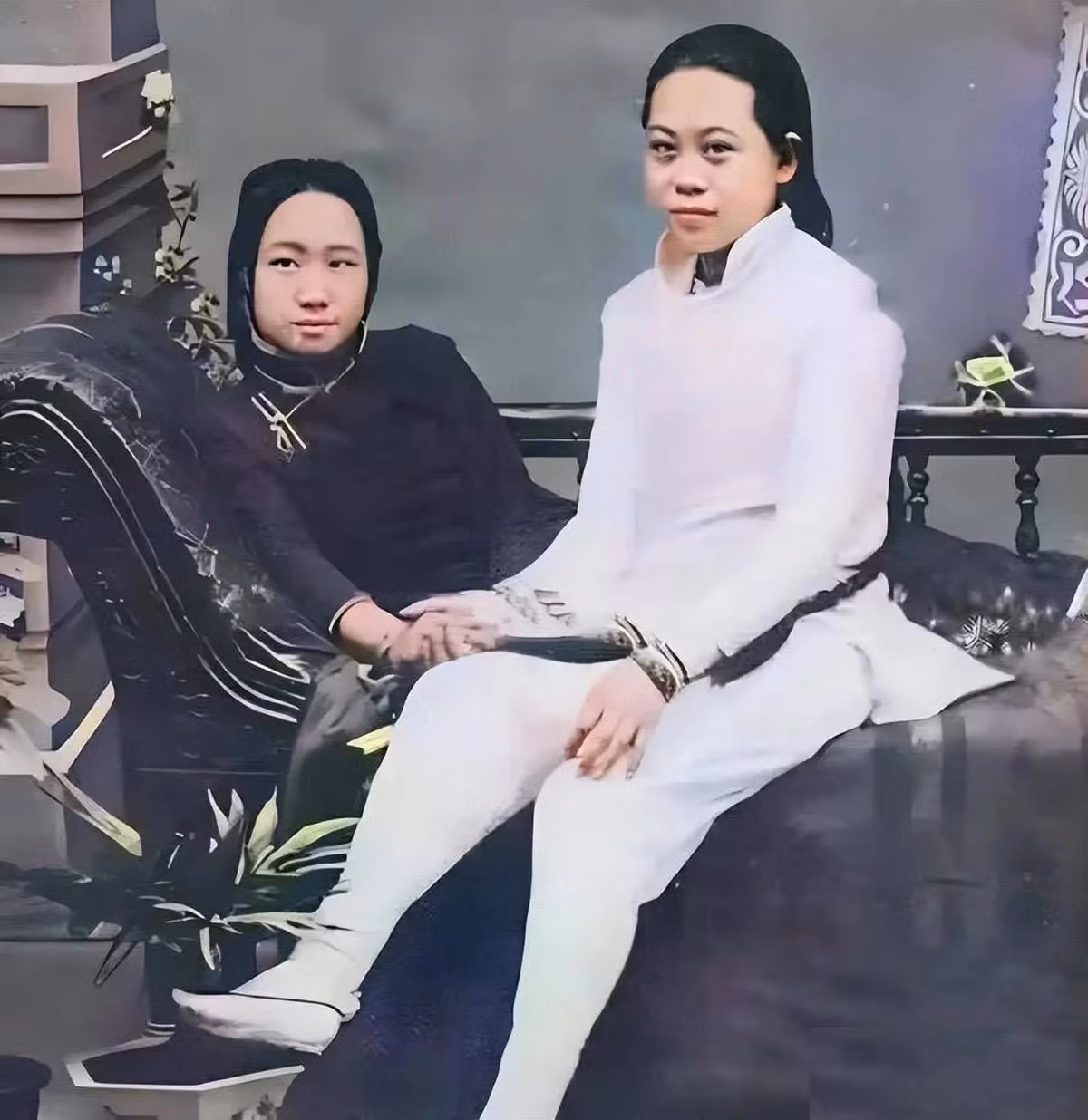 Hai kỹ nữ cuối thời nhà Thanh nổi bật với đôi chân nhỏ xíu nhờ thực hiện tập tục bó chân từ khi còn bé.