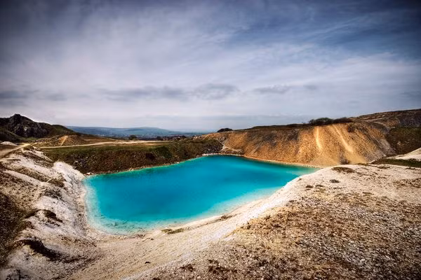 Blue Lagoon là một khu mỏ bỏ hoang bị ngập nước ở Harpull Hill, Anh. Hồ nước tại đây khiến du khách mê mệt vì nước có màu xanh như ngọc bích.