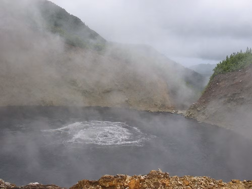 Đến nay, các chuyên gia vẫn chưa thể đo được nhiệt độ ở khu vực trung tâm của hồ nước sôi do nơi đây luôn trong tình trạng sôi sục, khó có thể tiếp cận để lấy mẫu nước.