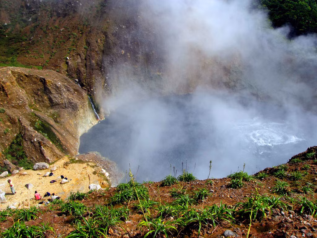 Với độ nóng cao như vậy, hồ nước sôi ở Dominica luôn được bao phủ trong một màn hơi nước. Bất cứ sinh vật nào sảy chân rơi xuống nơi đây đều sẽ có cái chết đau đớn.
