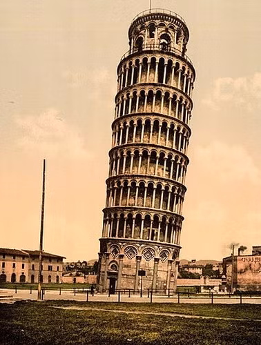 Chiều cao của tháp nghiêng Pisa có sự dao động do độ nghiêng luôn thay đổi. Tính đến những năm 1990, độ nghiêng của công trình này đã lên tới 5,5 độ. Nhiều người cho rằng, với độ nghiêng như vậy cộng thêm việc Pisa thường trải qua các trận động đất lớn, tháp nghiêng Pisa sẽ sớm sụp đổ hoặc chịu ảnh hưởng nặng từ những cơn địa chấn.