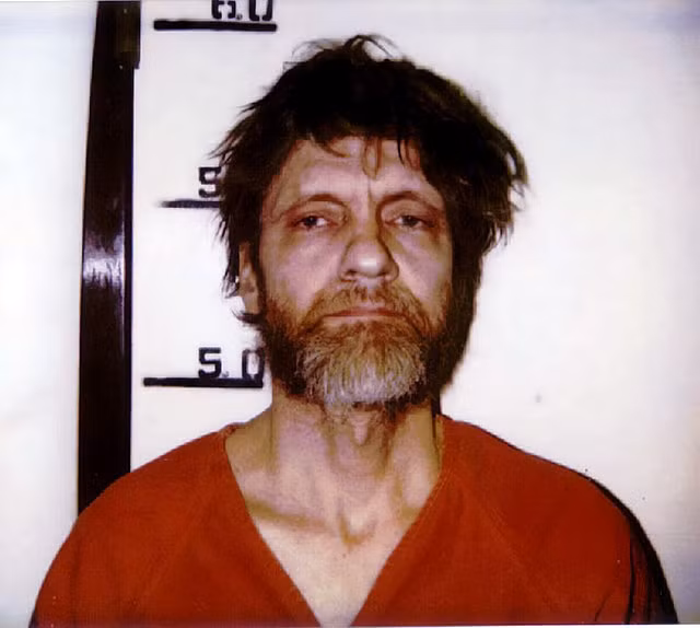 Theodore John Kaczynski là tên tội phạm đánh bom khét tiếng ở Mỹ. Trong khoảng thời gian từ năm 1978 - 1995, gã đã gửi 16 quả bom thư tới nhiều đối tượng khác nhau khiến 3 người thiệt mạng và 23 người bị thương.