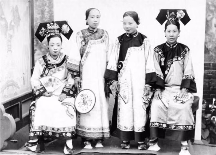 Bốn phi tần nhà Thanh có đôi chân nhỏ xíu nhờ thực hiện tập tục bó chân. Dù vậy, họ không hề sở hữu nhan sắc "chim sa cá lặn" như nhiều người vẫn tưởng.