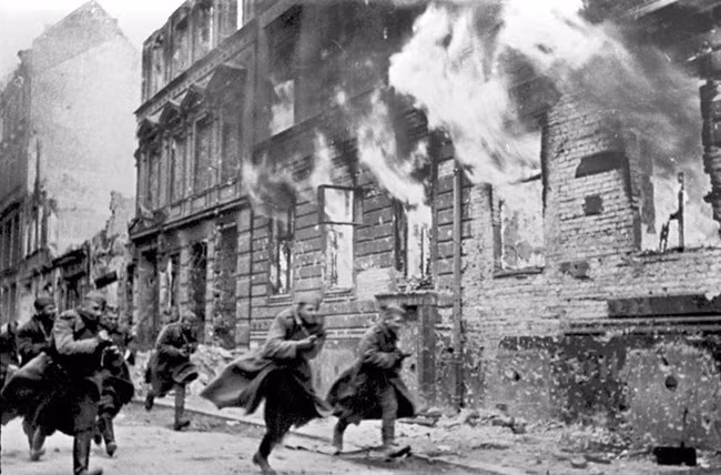 Cụ thể, lực lượng bảo vệ trụ sở Quốc hội Đức gồm lực lượng Wehrmacht, SS vũ trang, dân quân Volkssturm, thậm chí cả các học viên trường hải quân Rostock.
