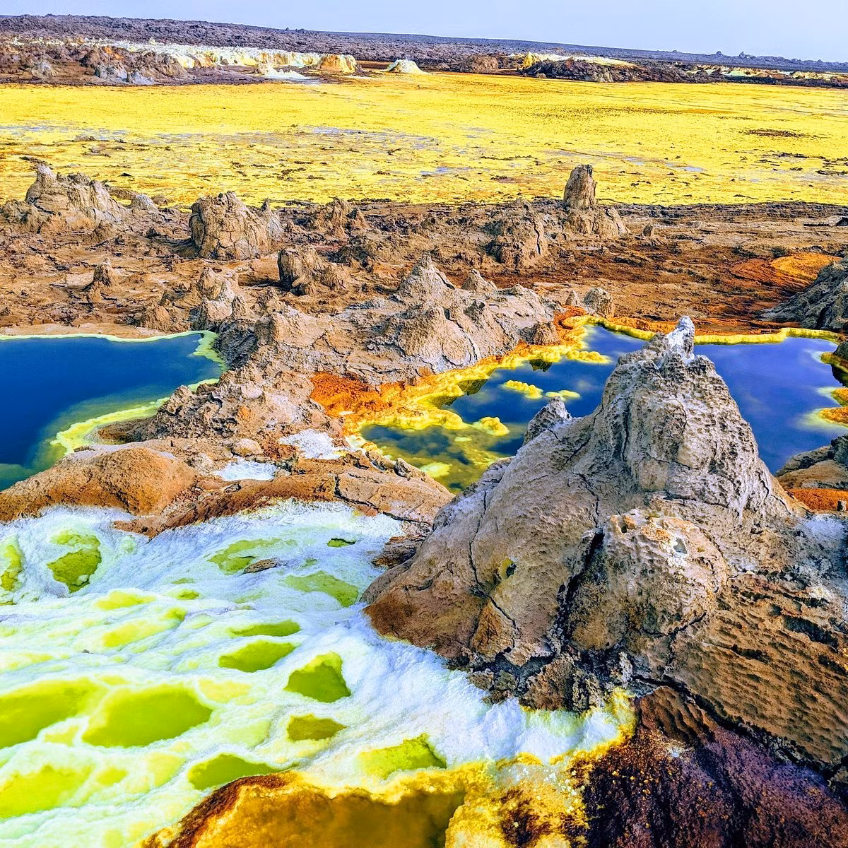 Là một trong những nơi nóng nhất, khô nhất và trũng nhất thế giới, vùng lõm Danakil trở thành vùng đất khắc nghiệt. Thêm nữa, mùi lưu huỳnh, axit bốc lên nồng nặc càng khiến nơi đây giống "địa ngục".