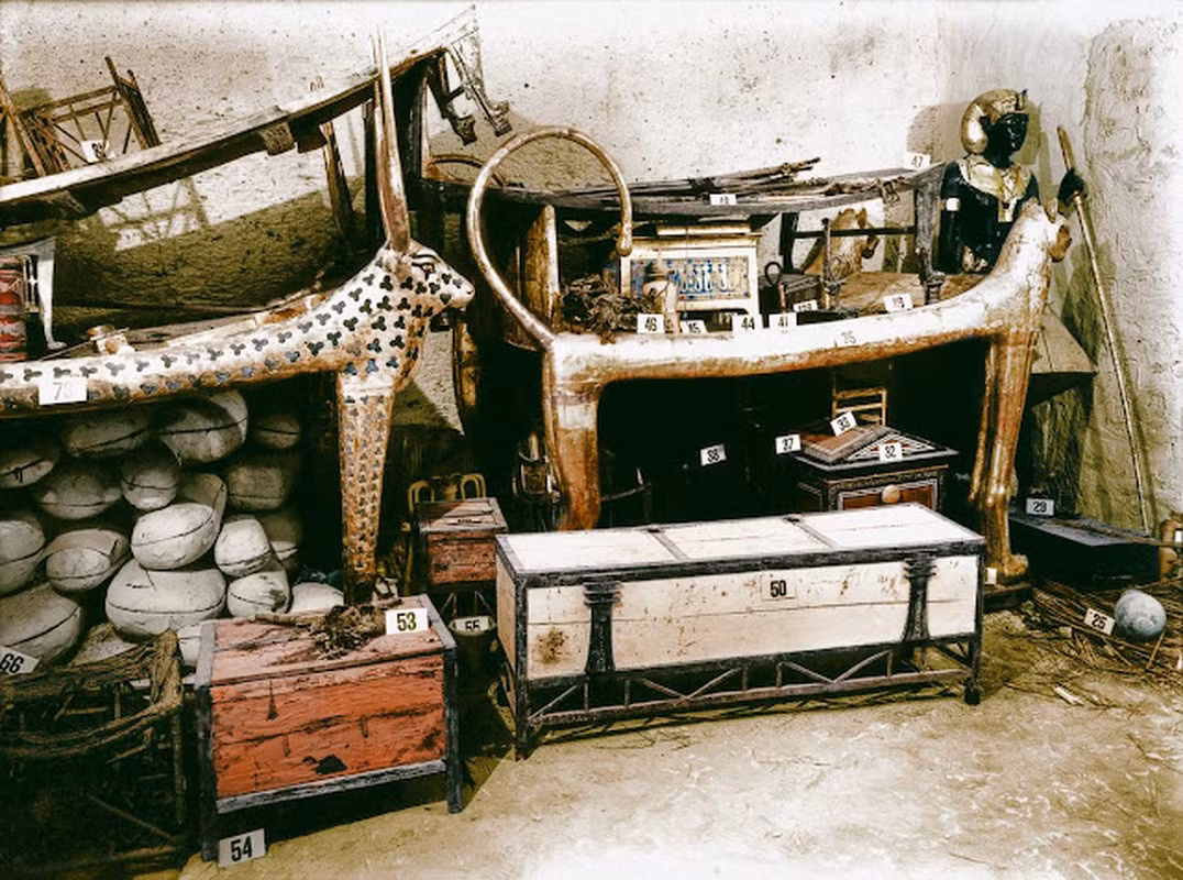 Lăng mộ của Tutankhamun bị kẻ trộm vài lần đột nhập vào bên trong vơ vét của cải giá trị chứ không phải chỉ một lần.