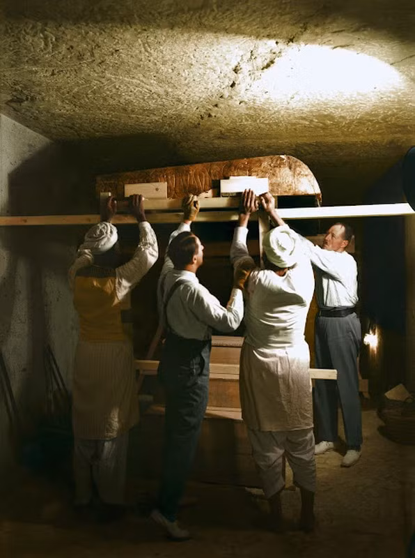 Khi kiểm tra lăng mộ của pharaoh Tutankhamun nổi tiếng Ai Cập cổ đại, các chuyên gia phát hiện nơi an nghỉ ngàn thu của ông hoàng này từng bị trộm mộ "ghé thăm".