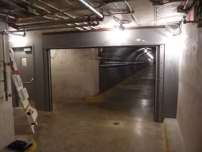 Hầm trú ẩn bom hạt nhân Diefenbunker là một tòa nhà 4 tầng với 300 phòng. Trong suốt nhiều năm, địa điểm này được giữ bí mật với công chúng.