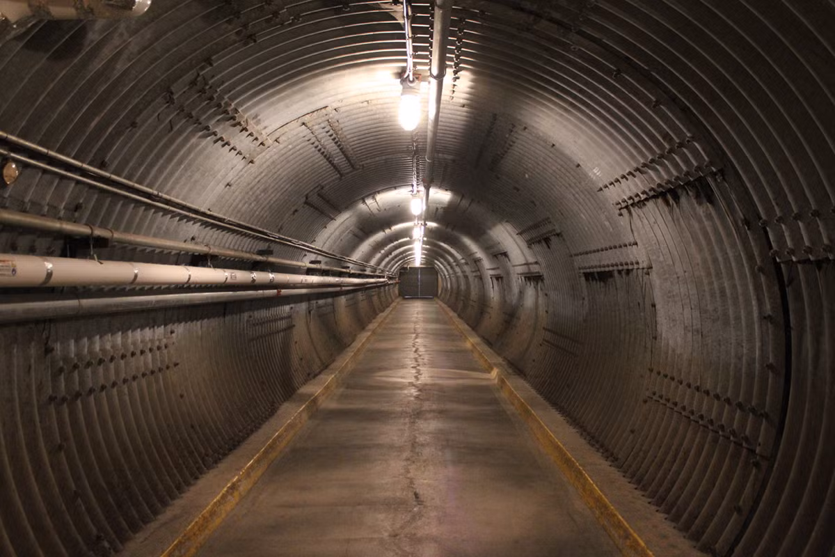Nằm sâu dưới lòng đất ở phía tây thủ đô Ottawa, Canada là một hầm trú ẩn bom hạt nhân Diefenbunker từ thời Chiến tranh lạnh có diện tích hơn 9.300 m2. Công trình ngầm này được thiết kế, xây dựng để làm nơi trú ẩn an toàn cho giới lãnh đạo trong trường hợp xảy ra cuộc tấn công bằng vũ khí hạt nhân.
