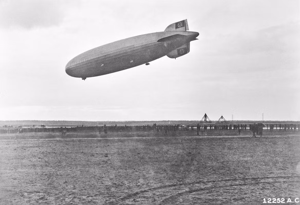Cất cánh lần đầu vào tháng 3/1936, khinh khí cầu Hindenburg có sức chứa 72 người. Bên trong phương tiện được mệnh danh "Titanic trên không" bao gồm: phòng ăn, phòng nghỉ, phòng viết, quầy bar, phòng hút thuốc, lối đi dạo với cửa sổ mở được trong khi bay.