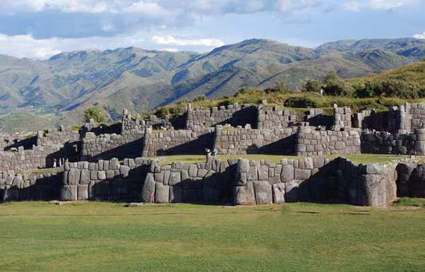Những bức tường bên ngoài Saksaywaman được xếp từ nhiều khối đá có hình dạng không đồng đều nhưng khi đặt chúng lại với nhau thì lại vừa vặn một cách khó tin trông giống như một trò chơi ghép hình. Thú vị hơn, giữa các tảng đá không có vữa mà vẫn ghép lại với nhau chặt chẽ, ngay cả một mảnh giấy cũng không thể lọt qua.