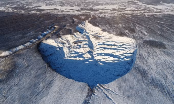 Nằm ở Siberia, miệng hố Batagay (hay còn gọi là Batagaika) được phát hiện lần đầu tiên qua ảnh vệ tinh vào năm 1991 sau khi một phần sườn đồi sụp đổ ở vùng Yana Uplands phía bắc Yakutia, Nga. Trải quả nhiều thập kỷ, miệng hố Batagay ngày càng mở rộng và được xem là " cổng địa ngục".