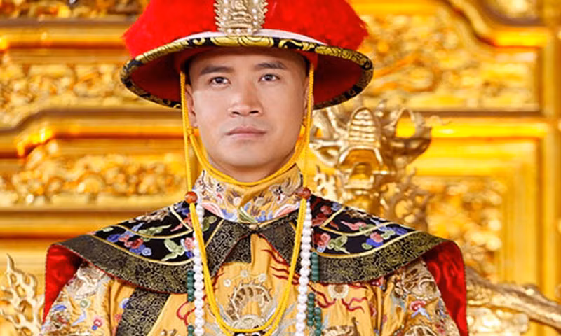 Do hoàng tử Hoằng Thời có những hành vi phóng túng và "hợp tác" với người chú Bát a ca Dận Tự gây ra nhiều "sóng gió" nên Ung Chính không thích người con này.