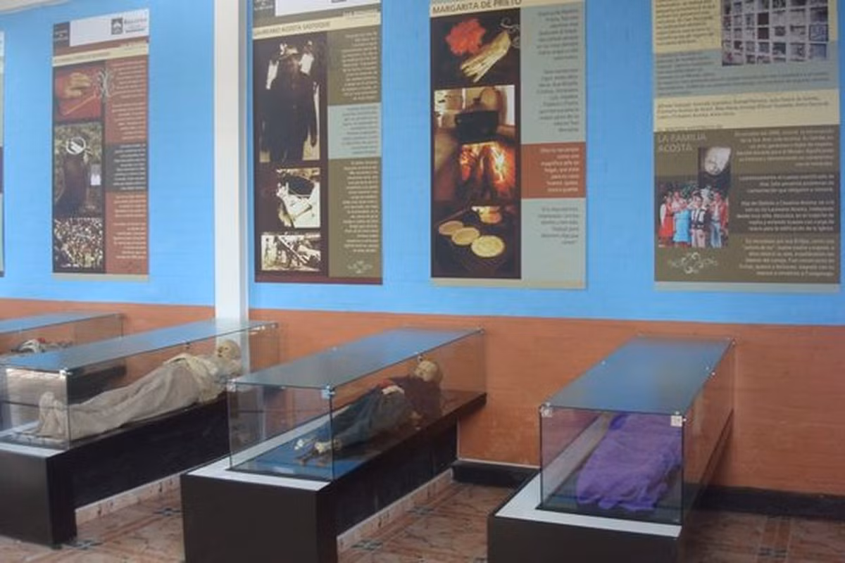 Cách đây khoảng 60 năm, người dân ở thị trấn San Bernardo, Colombia tiến hành đào mộ, mở nắp quan tài để chuyển thi thể người quá cố sang bình đựng di cốt. Đây là một thủ tục thông thường để dọn chỗ trong các nghĩa trang. Theo đó, họ vô cùng bất ngờ khi nhìn thấy những xác ướp tự nhiên.
