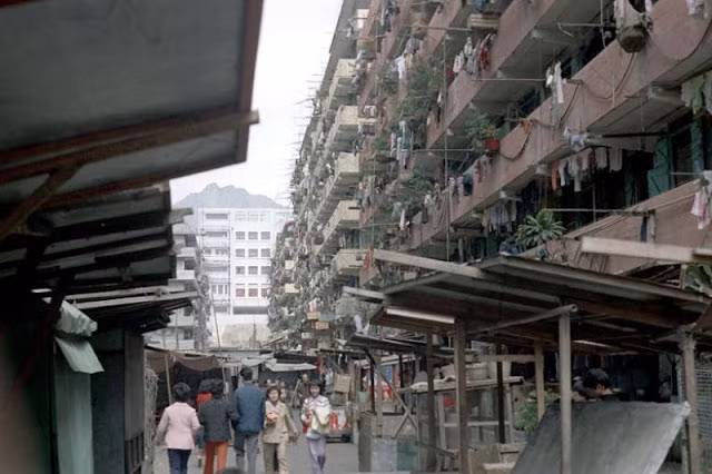 Vào những năm 1970, nhiều người dân ở Hong Kong mua nhà chung cư, sống trong các căn hộ hiện đại.