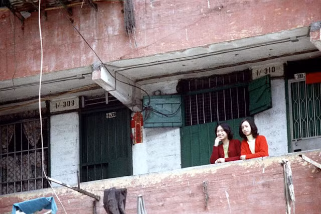 Hai thiếu nữ Hong Kong xinh đẹp mặc trang phục đỏ nổi bật.