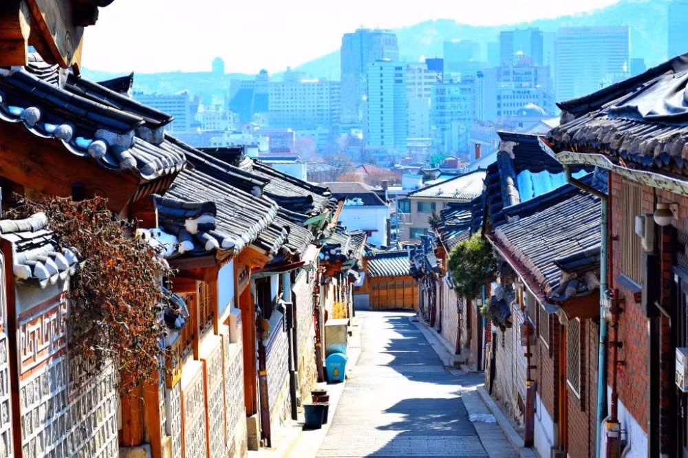 Vật liệu chủ yếu để xây dựng các ngôi nhà hanok ở làng Bukchon Hanok là gỗ. Mái ngói của ngôi nhà có màu tro, sơn tường màu trắng.