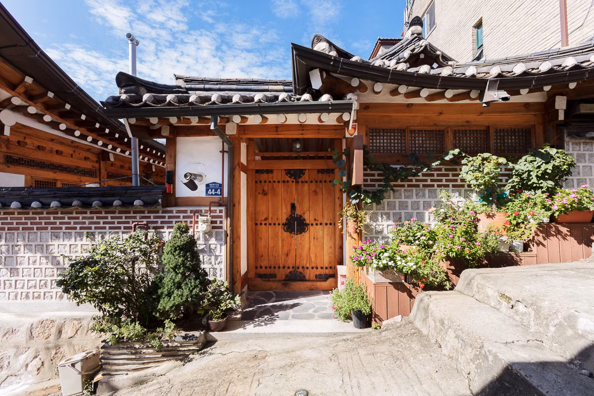 Ngôi làng Bukchon Hanok khoảng 600 tuổi hấp dẫn du khách với khoảng 900 ngôi nhà hanok truyền thống. Dưới thời Joseon, đa phần những ngôi nhà này là nơi sinh sống của các gia đình quý tộc và quan viên trong triều.