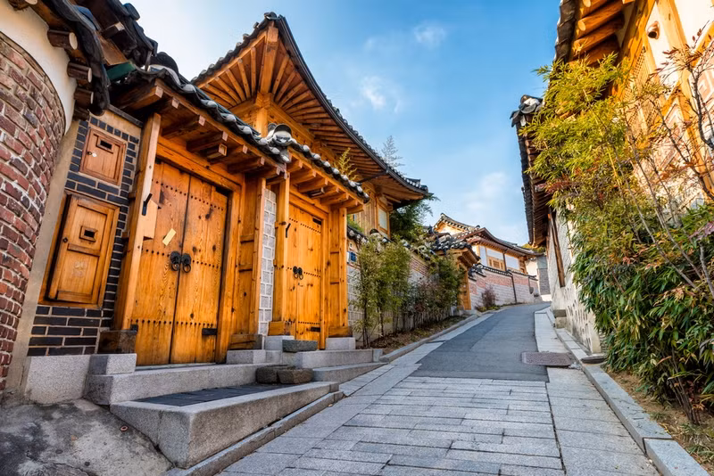 Những ngôi nhà hanok nằm dọc theo các ngõ nhỏ quanh co. Cổng vào nhà được làm bằng gỗ thiết kế khá đơn giản có các bậc thềm đá.