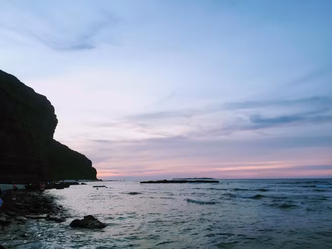 Hoàng hôn trên Hang Câu - đảo Lý Sơn cũng cuốn hút đến lạ kỳ.