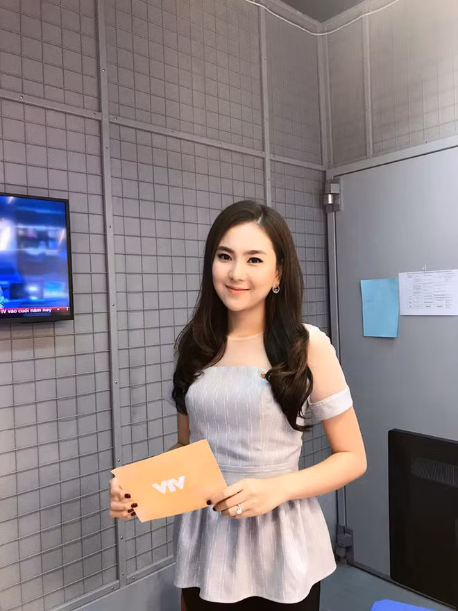 Điều thu hút ở Mai Ngọc không chỉ là nhan sắc mà còn bởi gu thời trang tinh tế, sang trọng. Cô rất biết cách làm nổi bật vóc dáng và vẻ đẹp của mình ở bất kỳ không gian nào.
