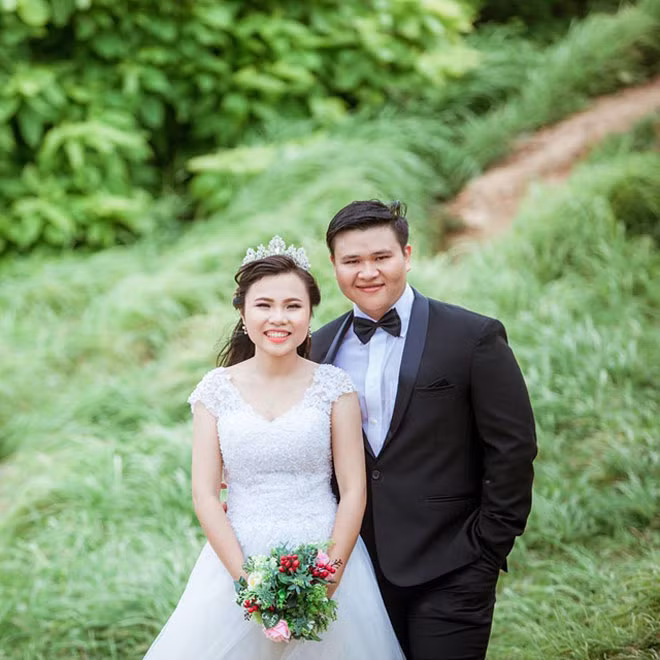 Tuy nhiên, Thế Hiển khẳng định, anh và Thúy Vy đã đủ trưởng thành để quyết định chuyện trọng đại của cuộc đời. "Mình hoàn toàn không đắn đo hay có chuyện hối hận về chuyện kết hôn này vì ngay từ lần gặp đầu tiên trên truyền hình, chúng mình đã thuộc về nhau rồi", Thế Hiển nói.