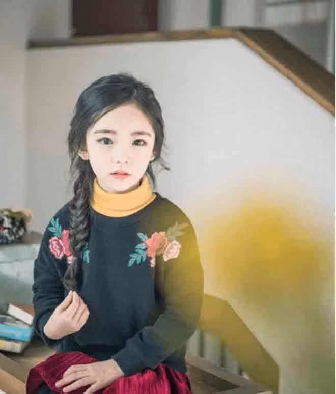 Chỉ mới 6 tuổi, tiểu mỹ nhân Lee Eun Chae đã thường xuyên tiếp xúc với son phấn. Người mẫu nhí là gương mặt quen thuộc của nhiều tạp chí thời trang.