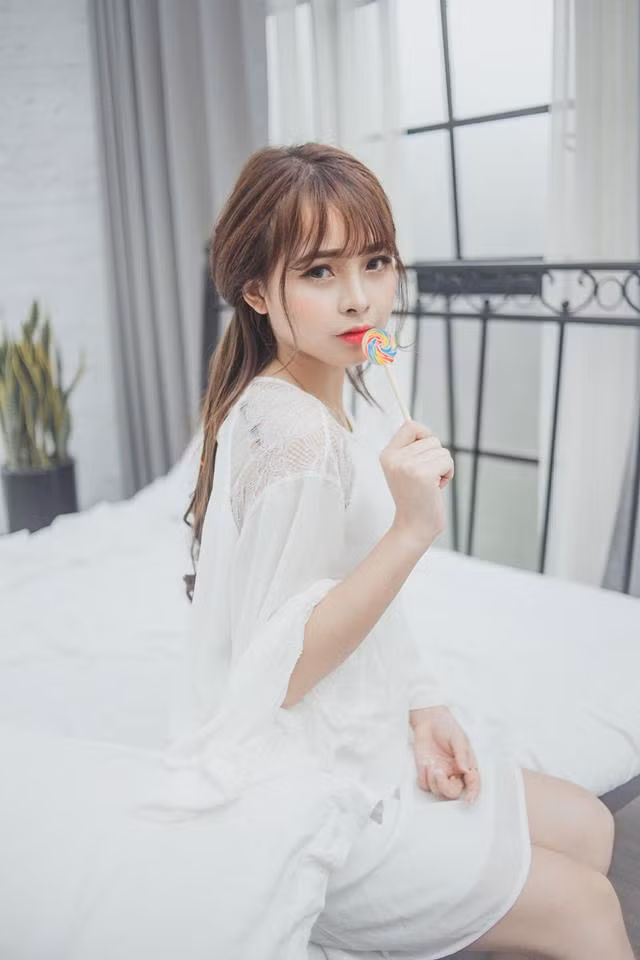 Bởi, người đẹp sinh năm 1997 sở hữu thân hình nóng bỏng đẹp không kém "nữ hoàng nội y" khi diện trang phục bikini tạo dáng quyến rũ.