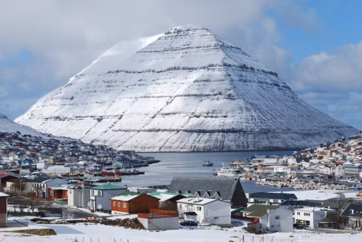 Cư dân tại Klaksvik, đảo Faroe chỉ cần nhìn ra ngoài cửa sổ của mình là có thể chiêm ngưỡng cảnh sắc tuyệt vời của dãy núi khổng lồ bên cạnh thị trấn.