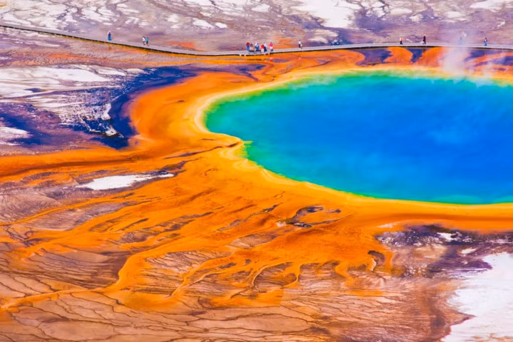 Dòng suối Cầu Vồng tại Công viên Quốc gia Yellowstone là dòng suối nước nóng lớn nhất tại Mỹ, có chứa loại vi khuẩn đặc biệt khiến nước trở nên đặc trưng mang ánh cầu vồng.