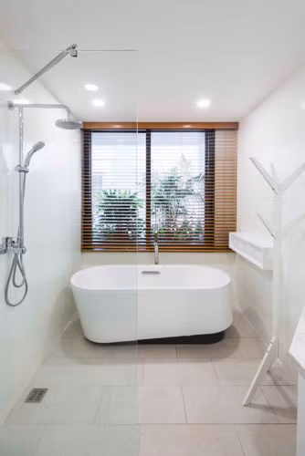 Tràn ngập ánh sáng và xanh mướt với màu xanh cây cỏ, ngay từ trong phòng tắm bạn cũng đã có thể tận hưởng không khí trong lành.