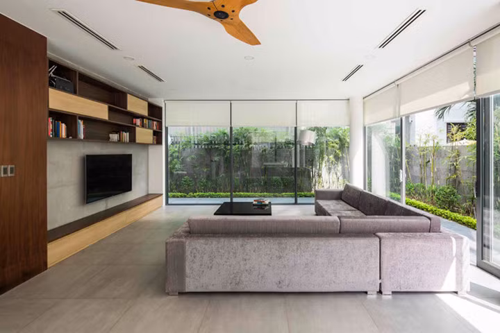 Phòng khách thoáng đãng, không bị ngăn cách bởi các bức tường thô cứng, giúp con người tương tác với thiên nhiên dễ dàng hơn.