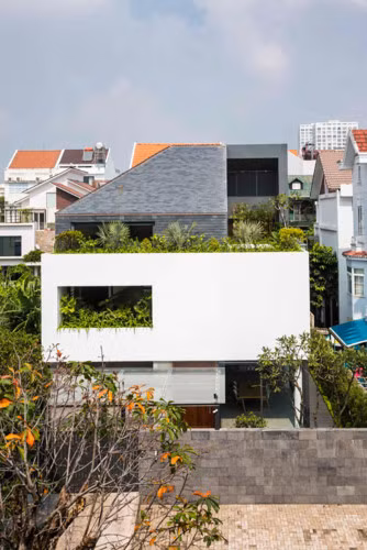 Ngôi nhà xây dựng tại Quận 7, TPHCM được tạp chí kiến trúc Archdaily giới thiệu và khen ngợi bởi kiến trúc đẹp và sự hài hòa giữa con người với thiên nhiên nhưng cũng không kém phần hiện đại.
