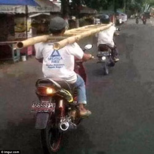 Vận chuyển thang bằng xe máy không giống ai.