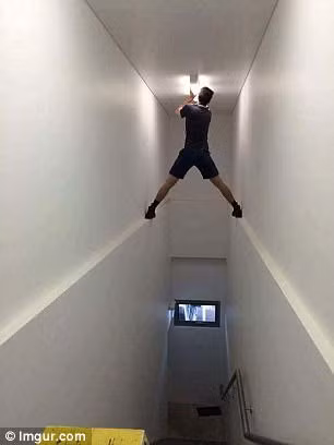 Đèn điện không phải là nơi dễ tiếp cận nhưng chắc chắn phải có một cách khác tốt hơn.