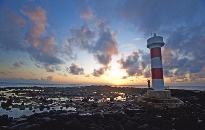 Nếu như địa điểm đẹp nhất đển ngắm hoàng hôn là Cổng Tò vò thì địa điểm tuyệt nhất để ngắm bình minh là hòn Mù Cu. Hòn Mù Cu nằm sát với bến neo đậu của tàu thuyền An Hải. Là 1 trong ba hòn đảo đẹp và nổi tiếng nhất của đảo Lý Sơn. Đảo không có người, phần lớn bao quanh là biển và bãi đá. Ở đây du khách sẽ cảm nhận được sự thanh bình, được hòa mình với biển và thiên nhiên.