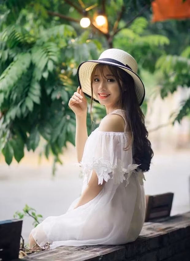 Hằng Nga cho hay cô rất bất ngờ và cô không biết mình bị chụp lén từ khi nào. Đây là cửa hàng 9X làm thêm ngoài giờ học trên lớp. "Chỉ khi được bạn bè nhắn tin báo, mình mới biết ảnh chụp mình được lan toả trên mạng. Mình ngạc nhiên nhưng cũng khá vui vì được nhiều người quan tâm", Nga chia sẻ với Zing.vn. Theo nữ sinh Nghệ An, từ khi bức hình được đăng tải, cô nhận được hàng nghìn lời mời kết bạn, cùng không ít tin nhắn khiến cô không thể trả lời hết. 9X không cảm thấy phiền vì chuyện này, mà chỉ muốn xin lỗi vì chưa đáp lại được tình cảm từ mọi người.
