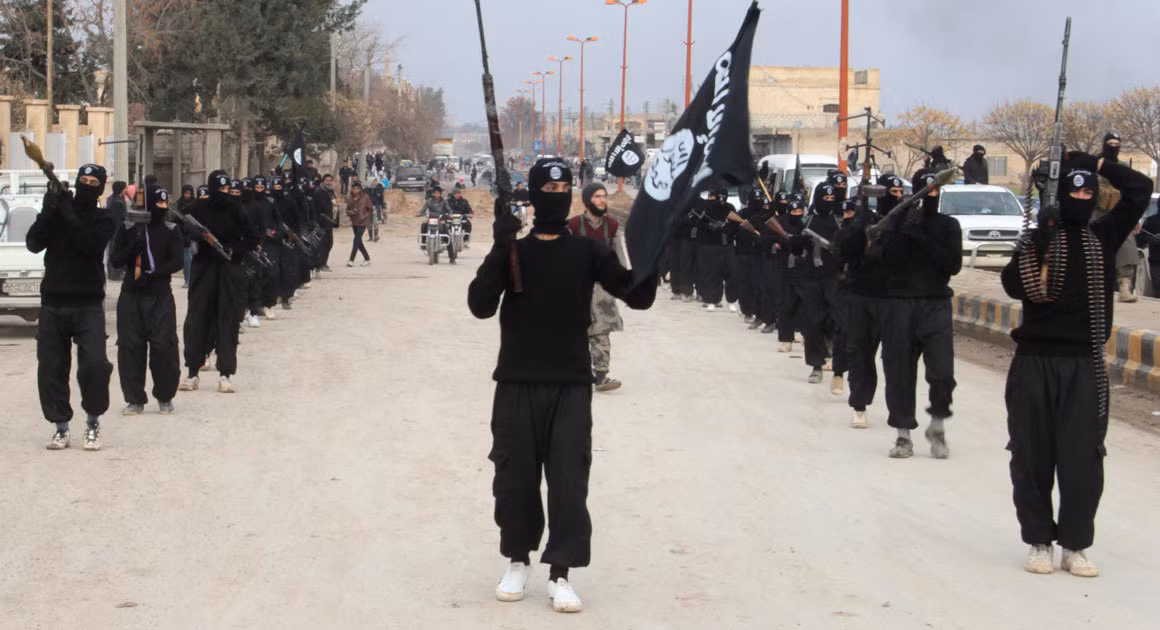 Phien quan IS co lap can cu quan su Syria o Deir ez-Zor