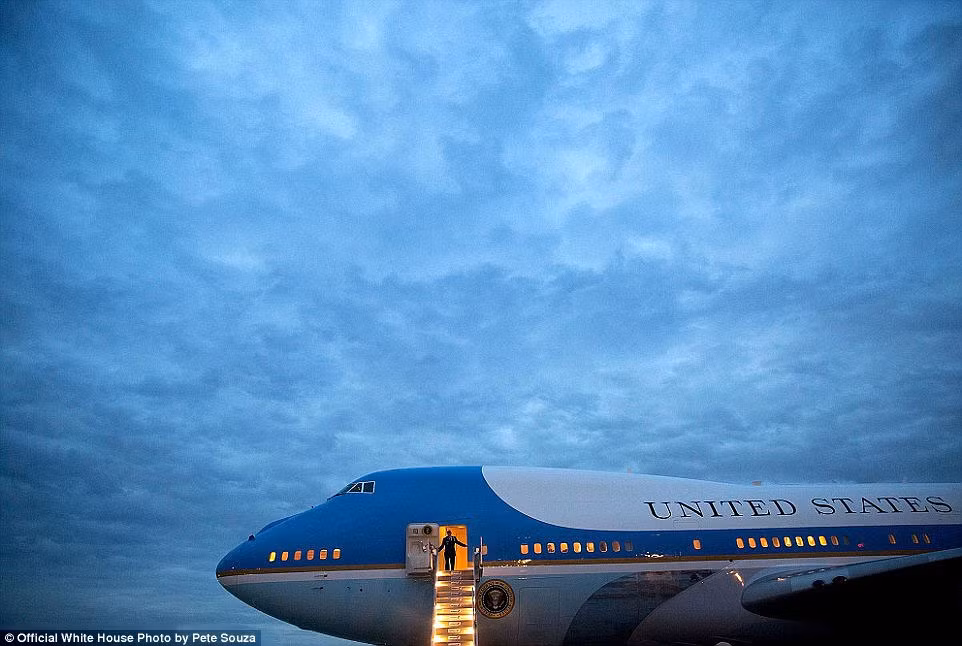 Ông Obama đứng trên bậc thang của chuyên cơ Không lực Một đỗ ở sân bay Los Angeles. Ảnh Daily Mail